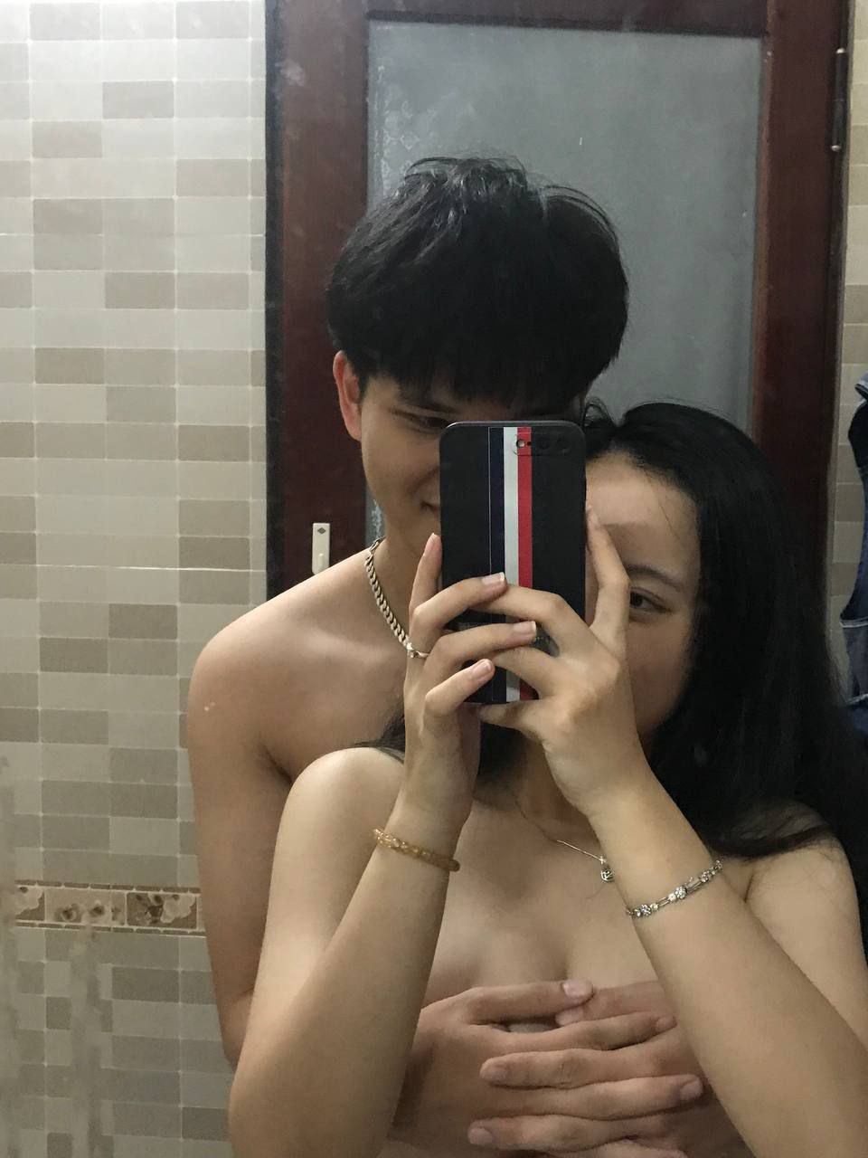 Nữ sinh mặc trang phục JK đích thực! Lần đầu tiên đi biển, ngoại hình siêu cao, hai bầu ngực trắng mịn, váy được vén lên để lộ ra bộ phận sinh dục không có lông, lỗ cận cảnh rất khít